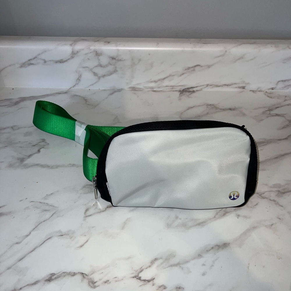 RARE scream green vapor Lululemon belt bag brand new - Picture 2 of 9